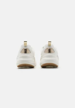 Anna Field Sneakers Laag - White/Gold 9 Anna Field Sneakers Laag - White/Gold -Anna Field 1a19a3bdeba14b61b540e912e87ea732 scaled
