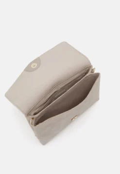 Anna Field Leather - Clutch - Taupe 7 Anna Field Leather - Clutch - Taupe -Anna Field 6bf8b242c7dc452691eb91bce809c124 scaled