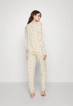 Anna Field Pyjama - Off White -Anna Field 8e11d801cc6a4968a738a374f7e3d354 scaled