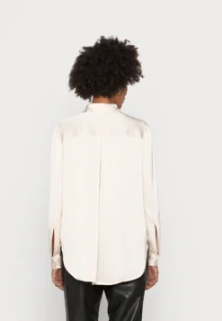 Anna Field Overhemdblouse - Nude 7 Anna Field Overhemdblouse - Nude -Anna Field d440f1564b214990b8800f83f8491c11 scaled